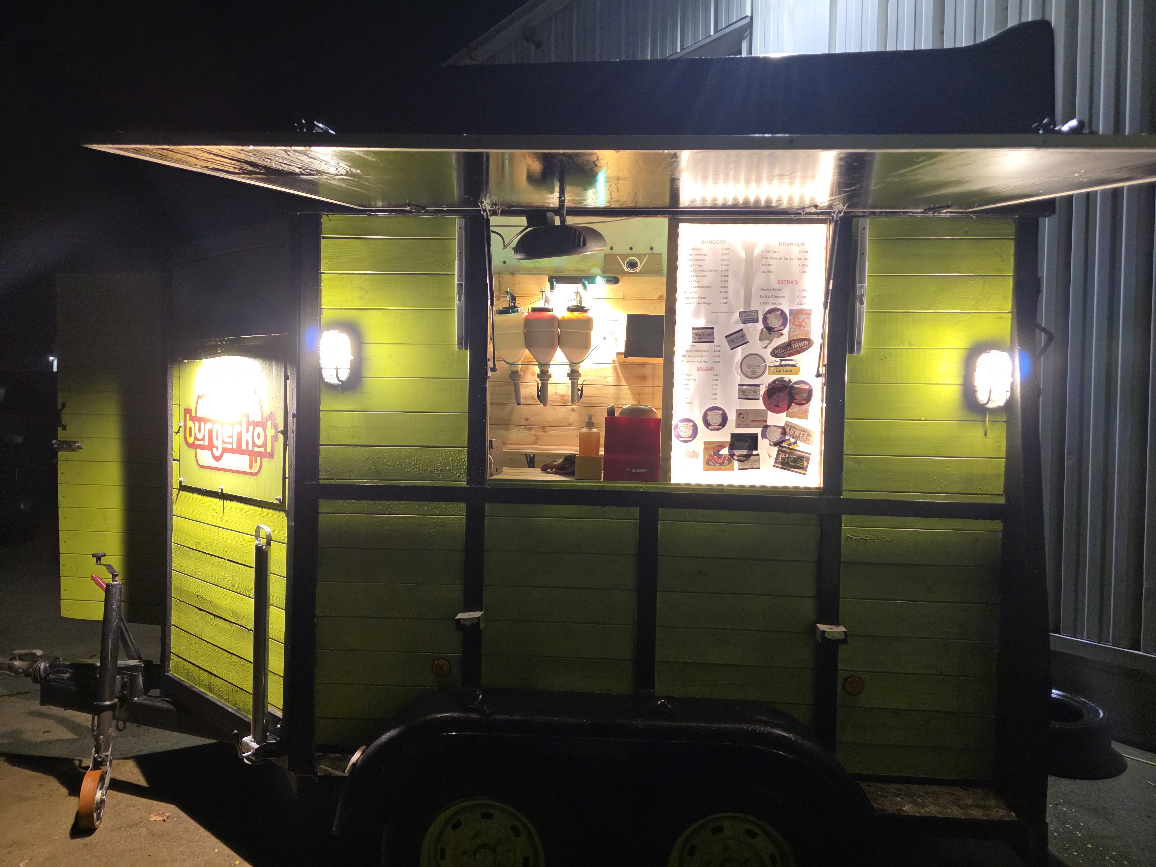 Burgerkot by Night